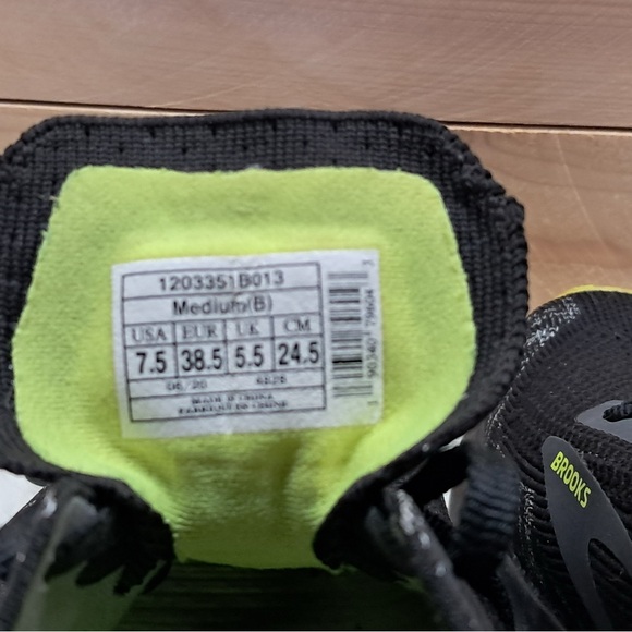 Brooks women’s Black and Green Running Shoes size 7.5 - Picture 6 of 6